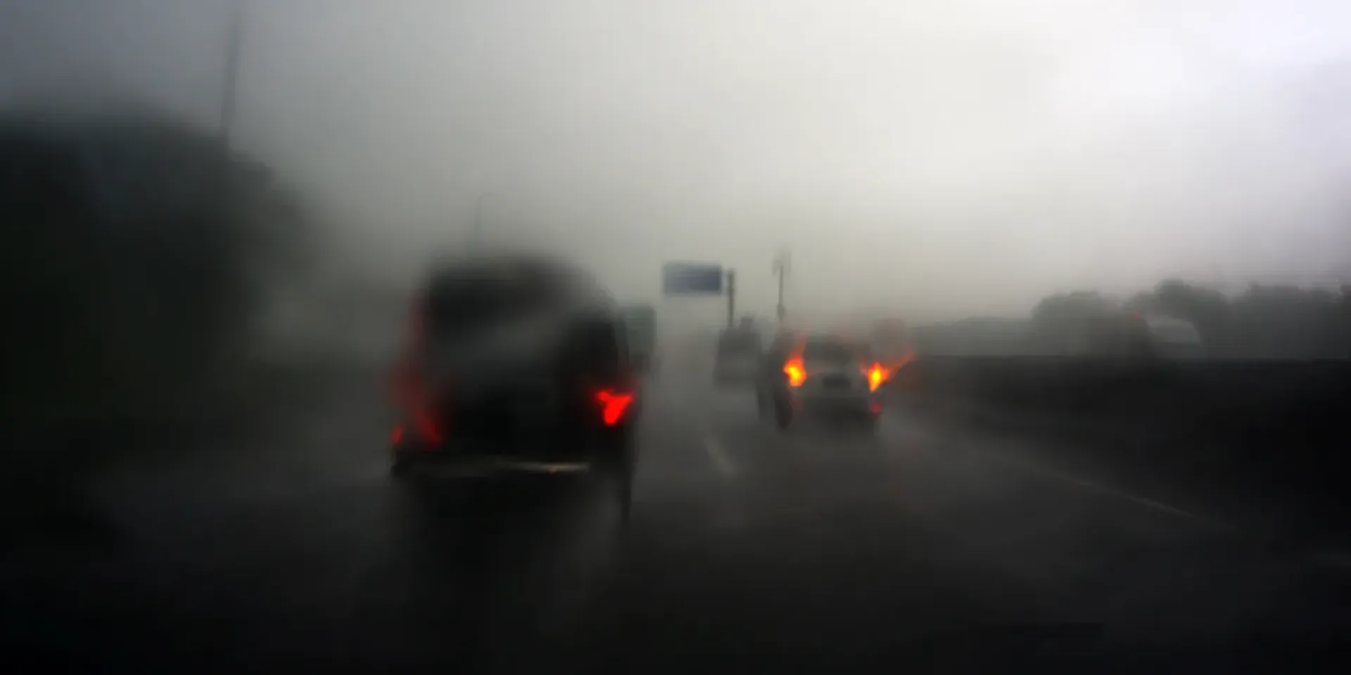 hevige regenval belemmert het zicht in een wagen