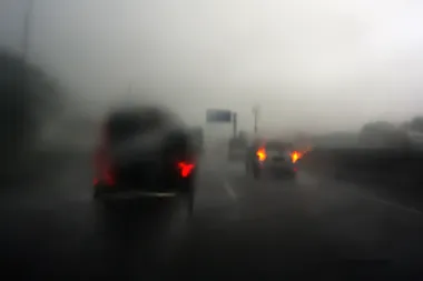 hevige regenval belemmert het zicht in een wagen