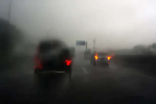 hevige regenval belemmert het zicht in een wagen