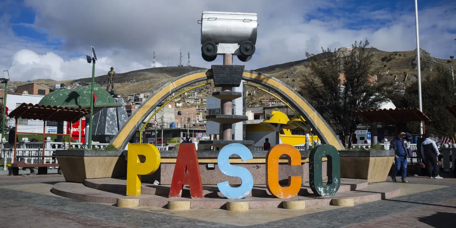 Het stadsplein van Cerro de Pasco met een standbeeld dat verwijst naar de mijnbouw