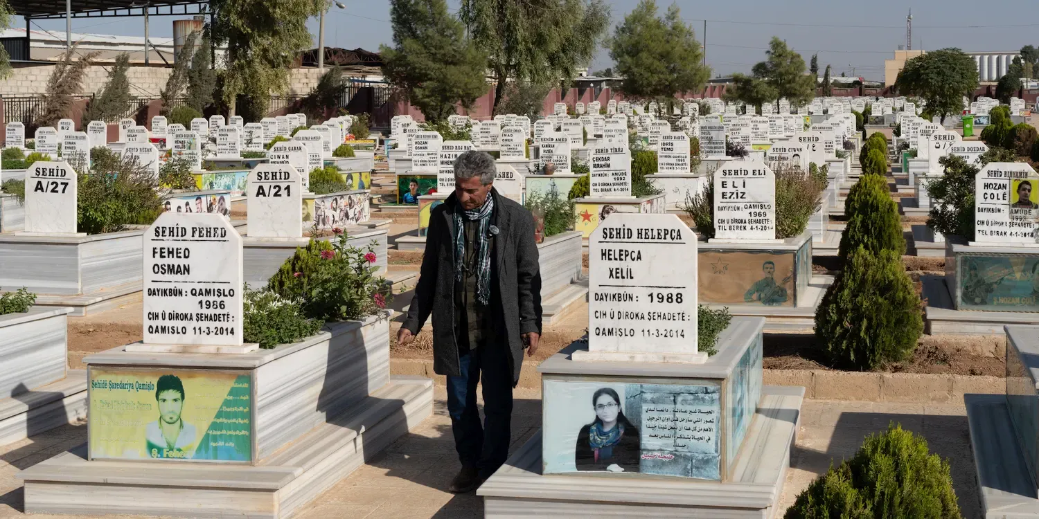 overzichtsbezeld van de begraafplaats van de Koerdische stad Qamishlo