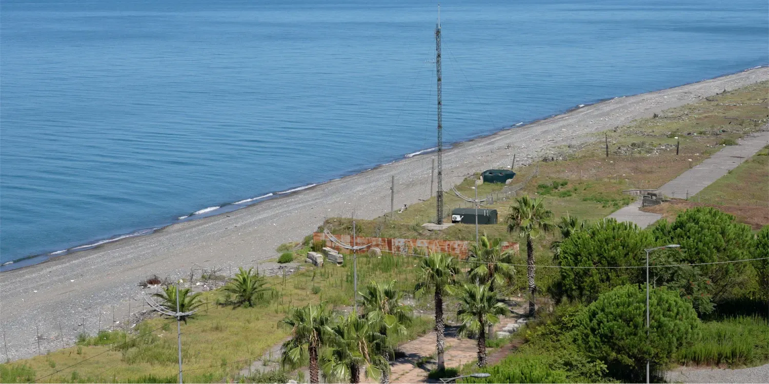 zicht op een grenspost aan de kust