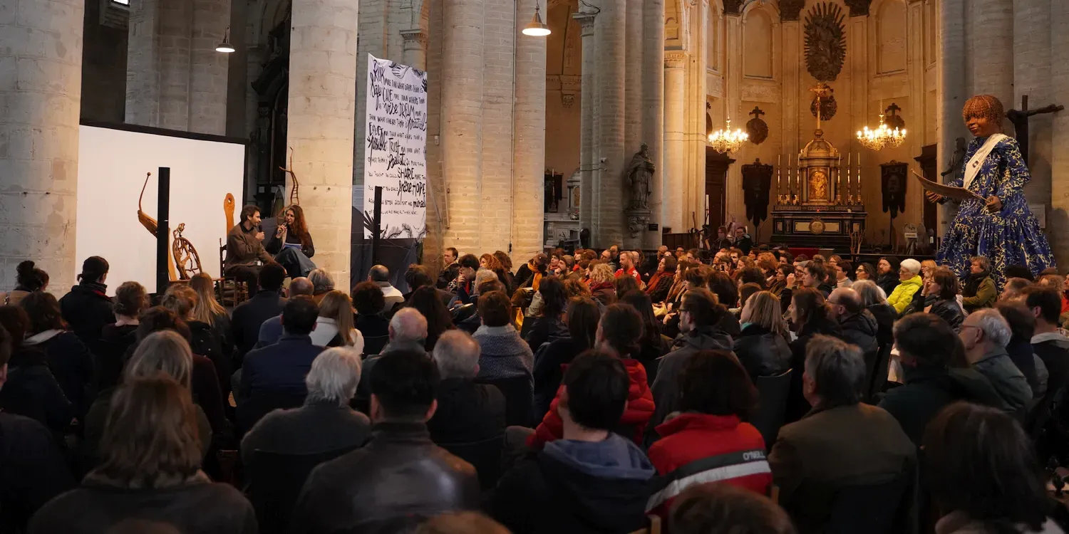 mensen in een kerk tijdens de boekvoorstelling van 'Bel me als je daar bent', door Flor Didden