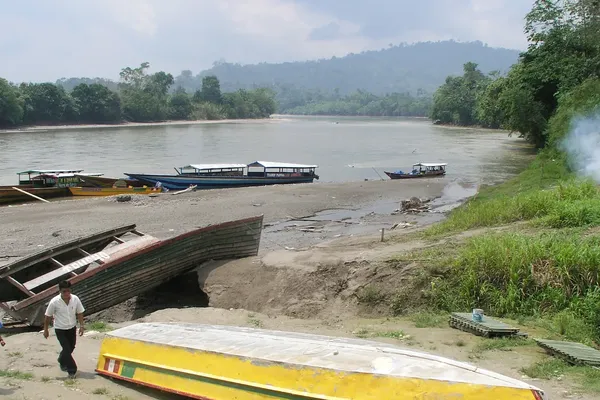 Boten liggen aan de oever van de rio Marañón