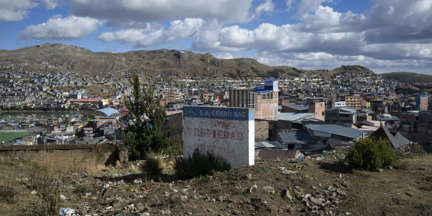 Een betonnen plaat met het opschrift eigendom van e.a. cerro sac