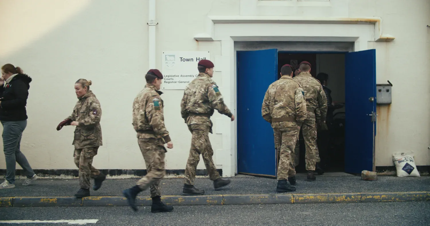 Britse soldaten stappen een gebouw binnen