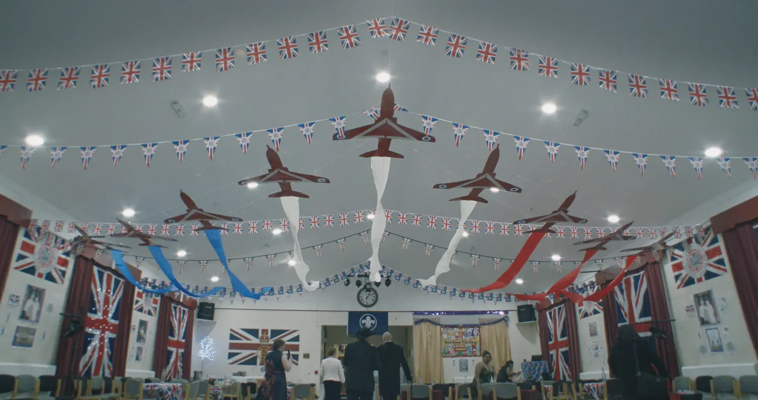 Een met de kleuren van de Britse vlag versierde feestzaal