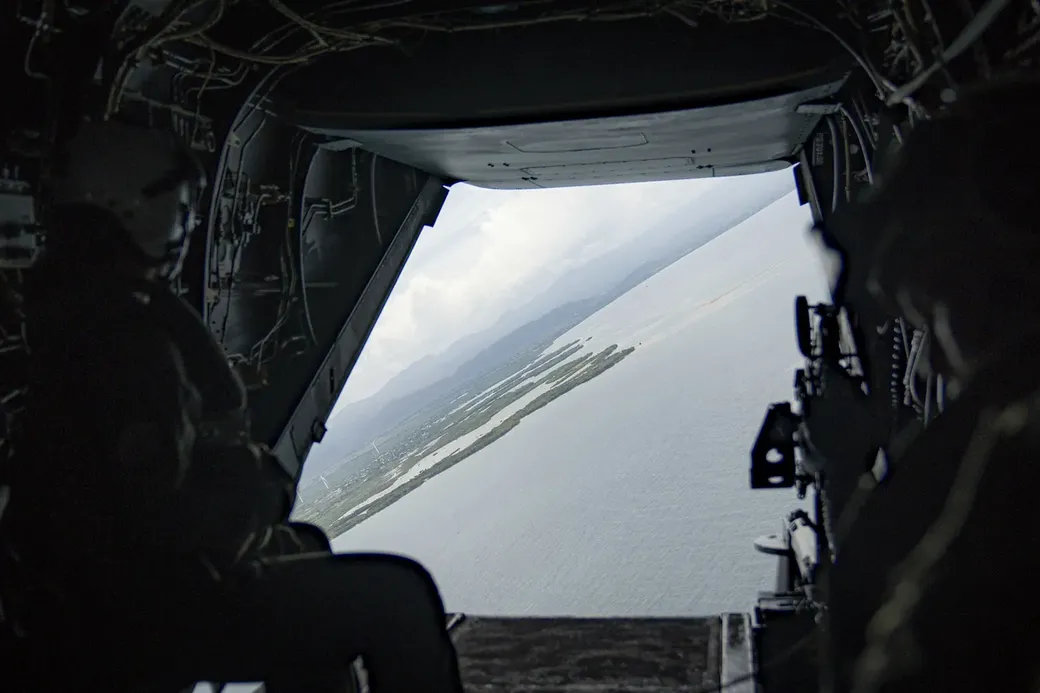Zicht op de caribische zee vanuit een helicopter