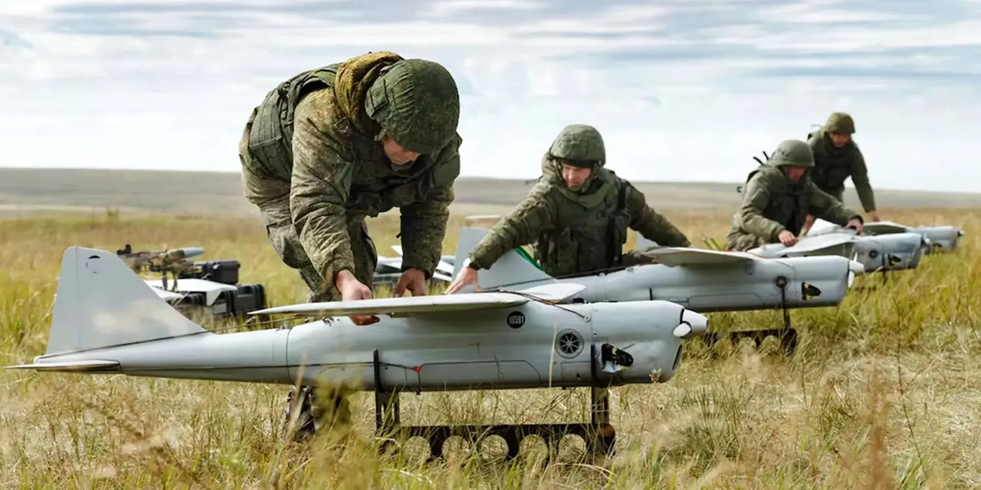 Russische soldaten stellen drones op voor een vlucht