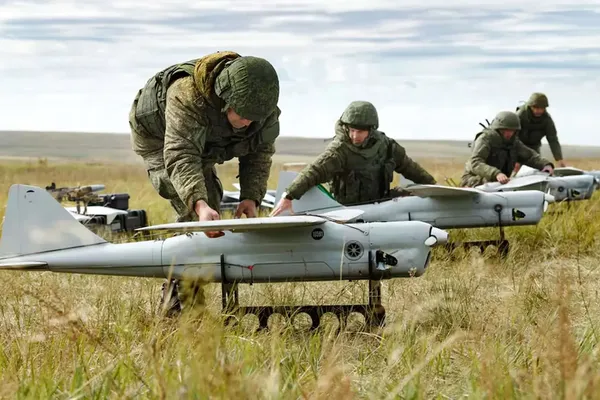 Russische soldaten stellen drones op voor een vlucht