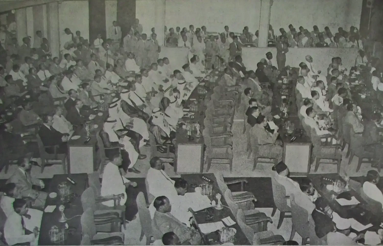 zicht op een volle zaal tijdens de Bandungconferentie in 1955