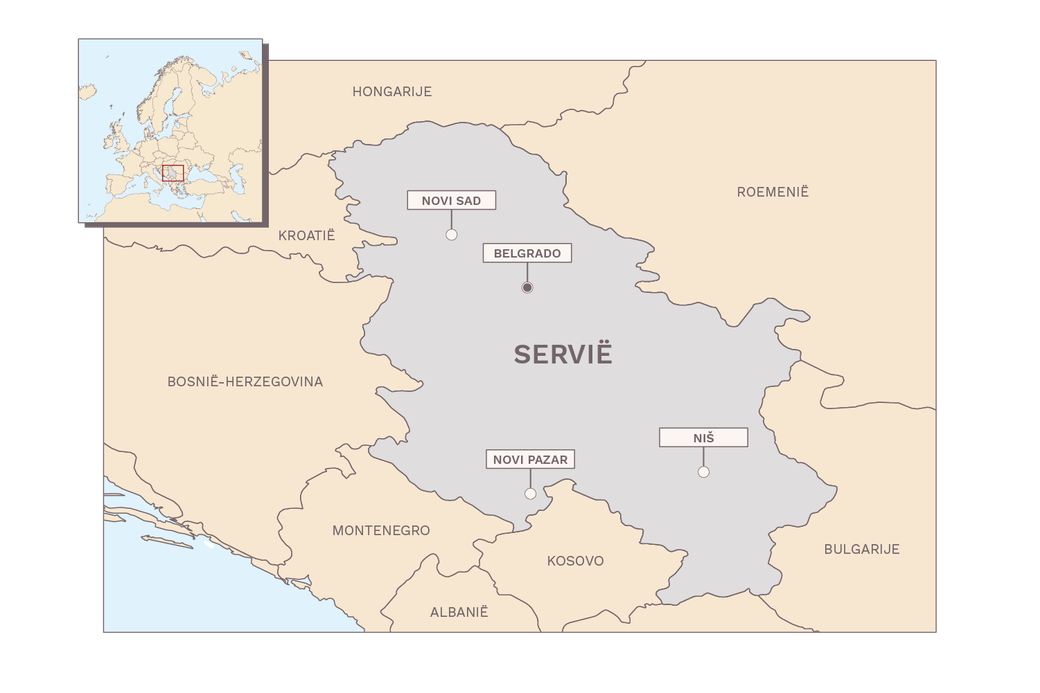 Map of Serbia in Dutch, highlighting Belgrade, Novi Sad, Niš, and Novi Pazar, with neighboring countries and a small locator map of Europe.