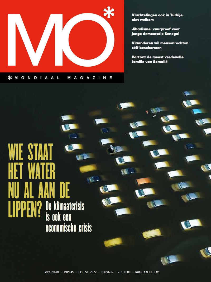 Cover of MO* Mondiaal Magazine with cars on a flooded road, featuring headlines on climate and economic crises, and global issues.