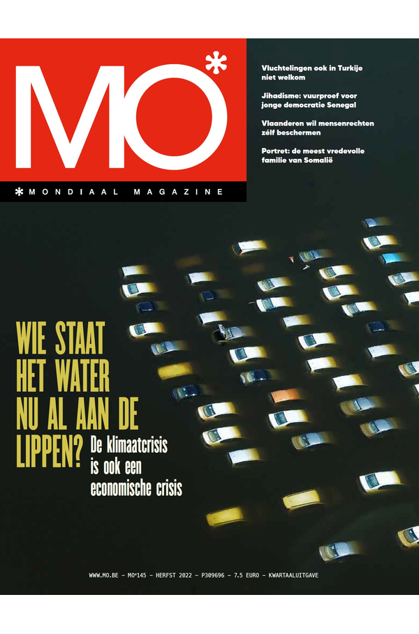 Cover of MO* Mondiaal Magazine with cars on a flooded road, featuring headlines on climate and economic crises, and global issues.