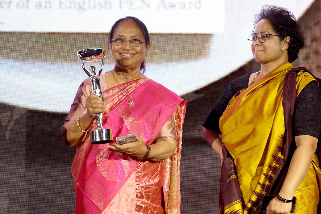 De Indiase auteur Banu Mushtaq met de International Booker Prize die ze net gewonnen heeft.