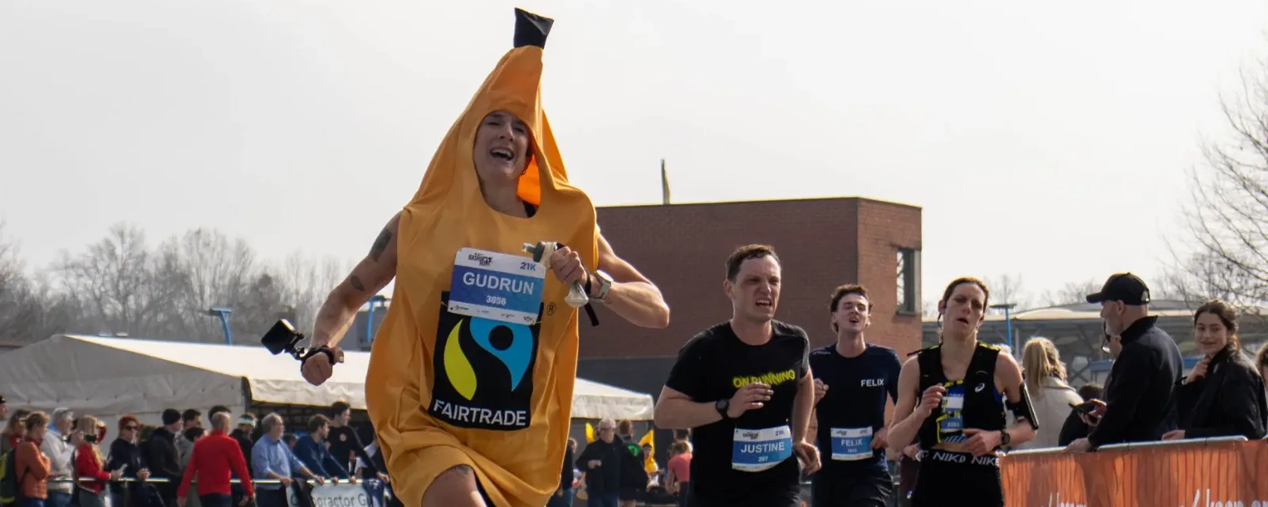 Een loopster van Fairtrade Gent in een bananenpak