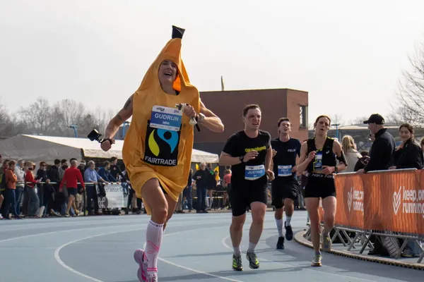 Een loopster van Fairtrade Gent in een bananenpak