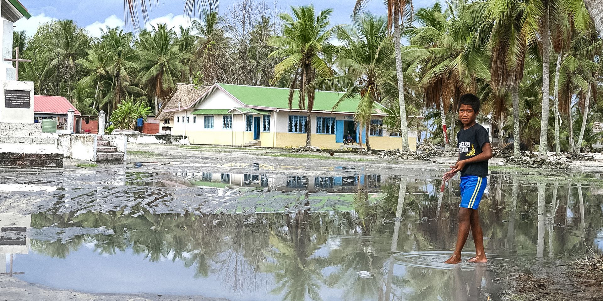 Plein op Tuvalu onder water na cycloon Pam in 2015.