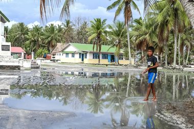 Plein op Tuvalu onder water na cycloon Pam in 2015.