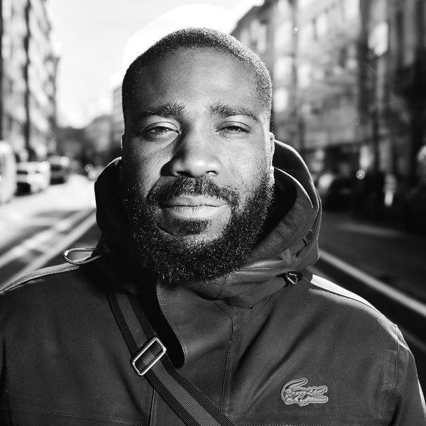 Don staat in een straat en kijkt in de camera