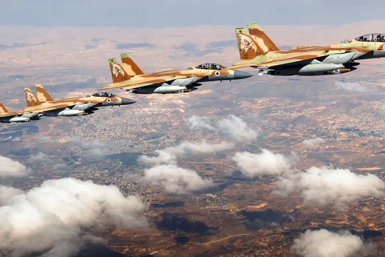 Israëlische gevechtsvliegtuigen vliegen in formatie naar Iran voor een luchtaanval.