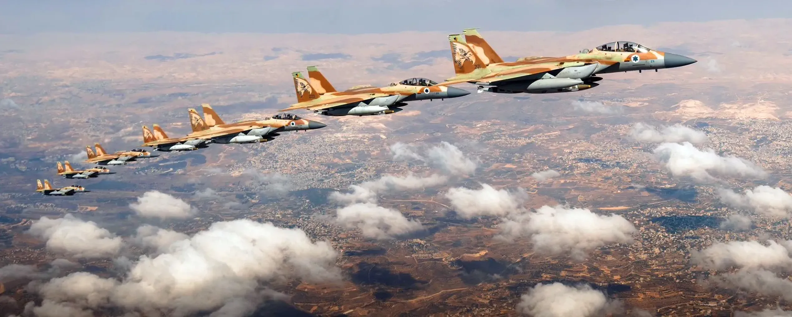 Israëlische gevechtsvliegtuigen vliegen in formatie naar Iran voor een luchtaanval.