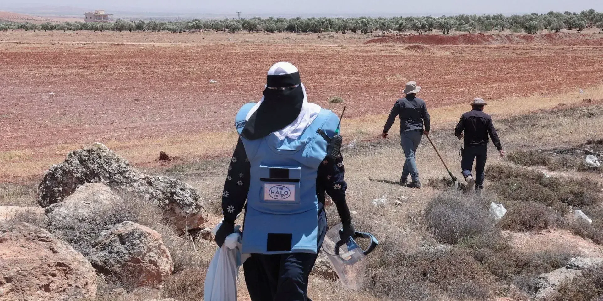 foto van ontmijners in een open ruimte in Syrië