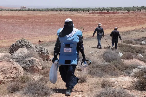foto van ontmijners in een open ruimte in Syrië