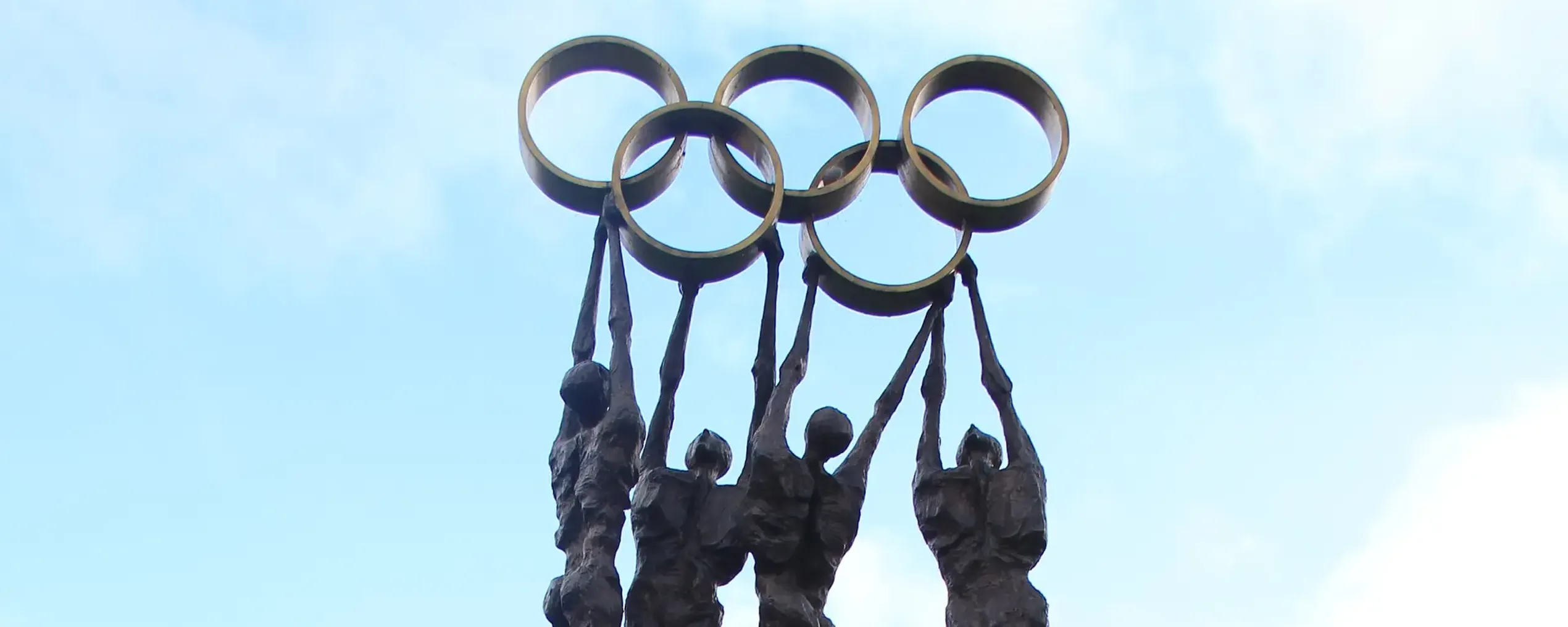 Olymlpisch standbeeld aan de hoofdzetel van het IOC in Lausanne, Zwitserland