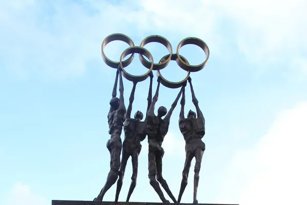 Olymlpisch standbeeld aan de hoofdzetel van het IOC in Lausanne, Zwitserland