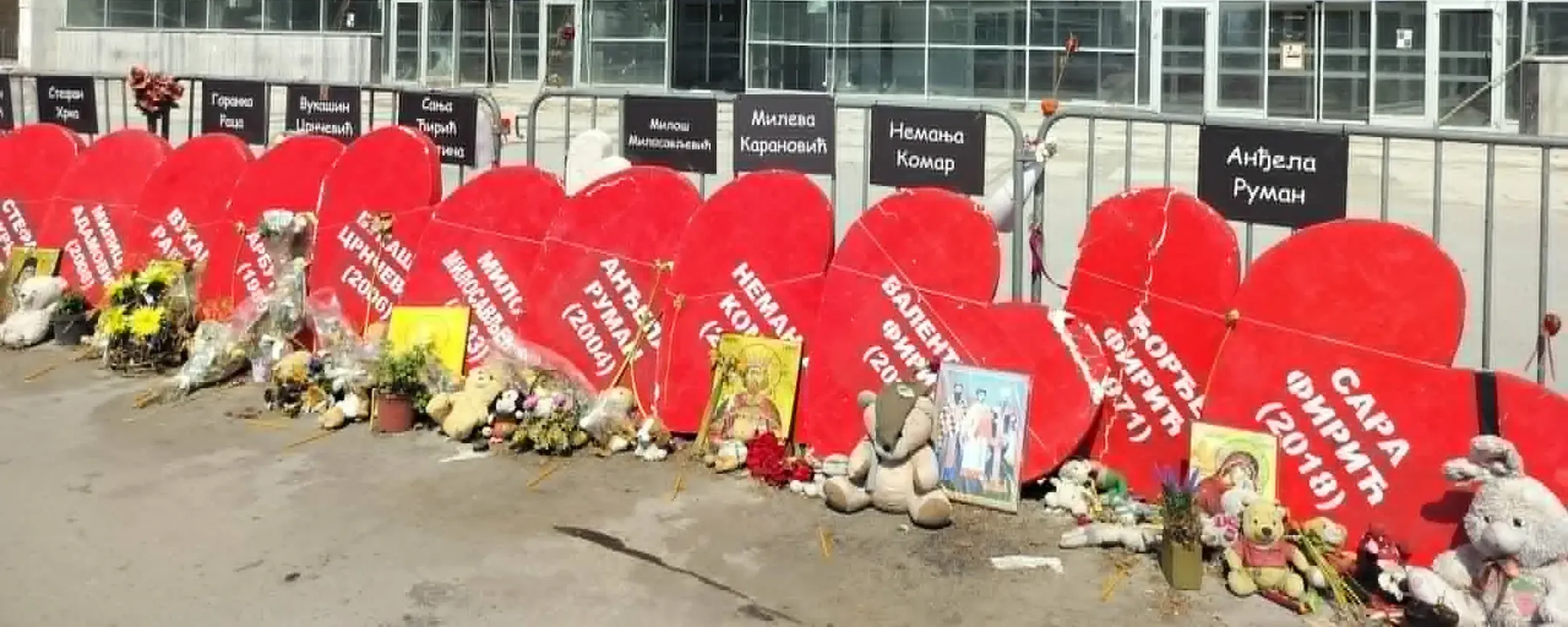 protestborden in de vorm van een hart staan naast elkaar tegen nadar hekken