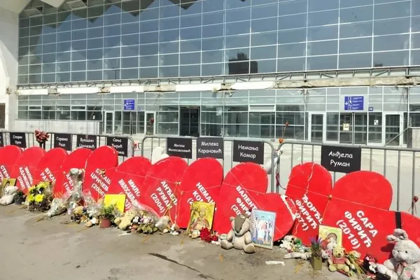 protestborden in de vorm van een hart staan naast elkaar tegen nadar hekken