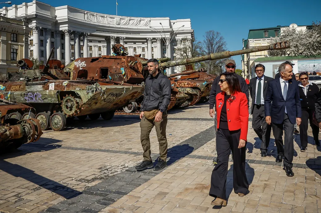 De Spaanse minister van Defensie, Margarita Robles, op bezoek in Oekraïne in april 2026