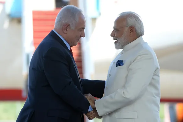 Modi en Netanyahu begroeten elkaar