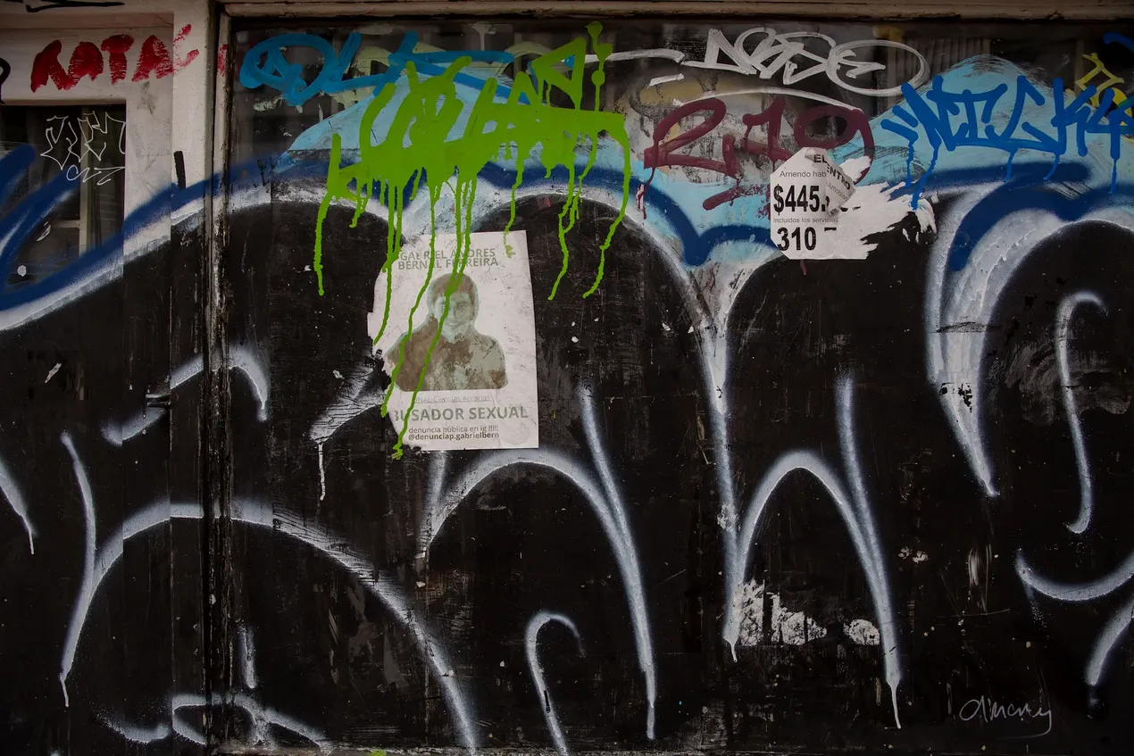 Volgens tags op sociale media is Bogotá, naast São Paulo, ’s werelds graffitihoofdstad. Geen plekje wordt onbenut gelaten. Boven de tags staat een oproep tot opsporing van een vermeende verkrachter.