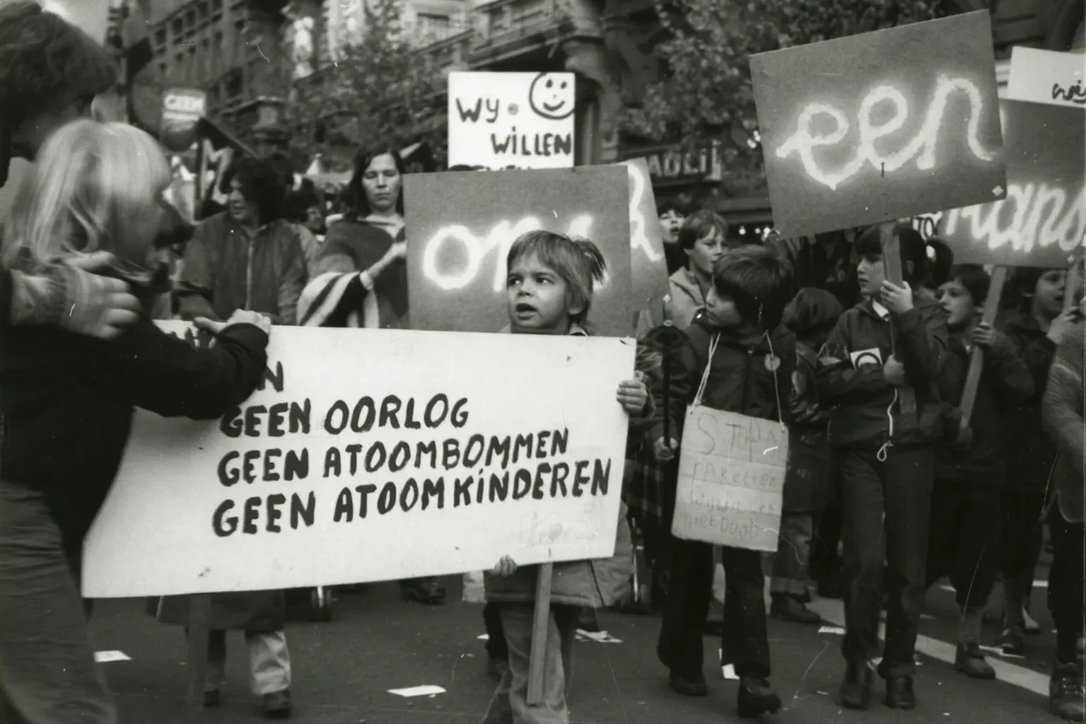 kinderen tijdens een manifestatie tegen de oorlog in 1980