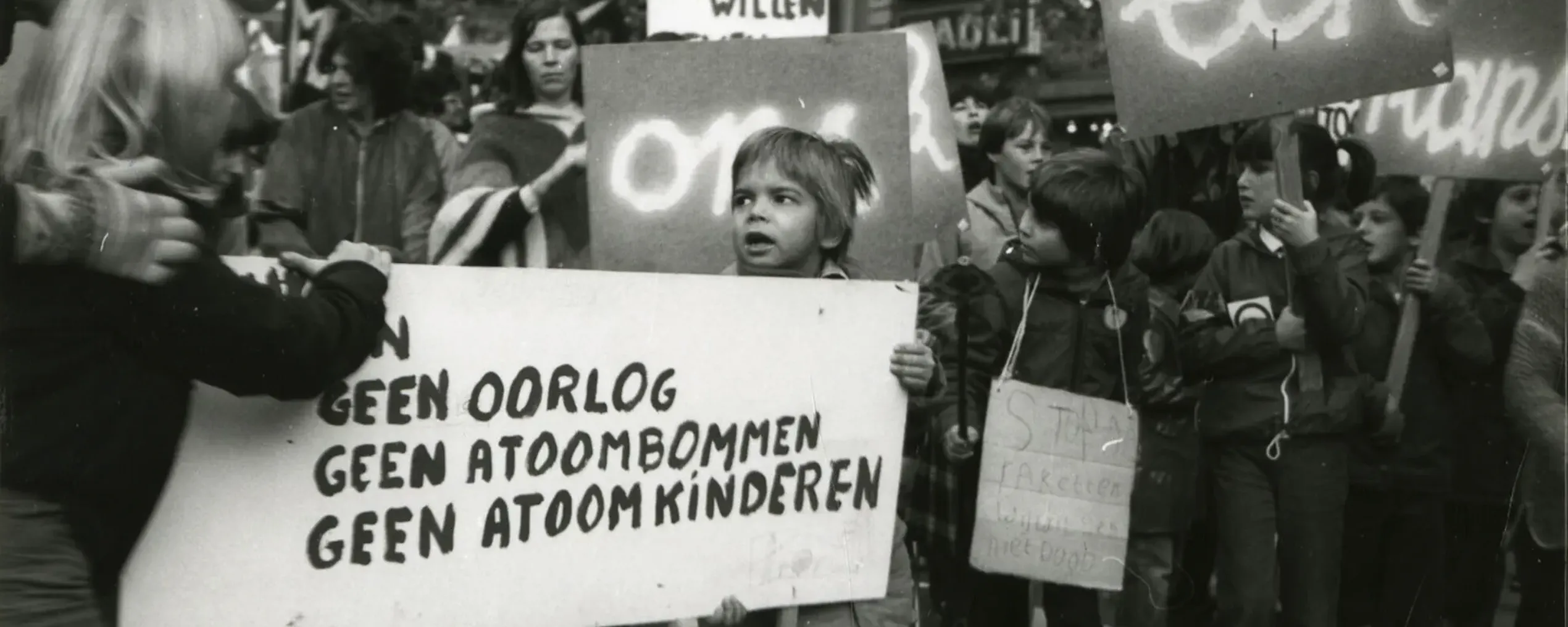 kinderen tijdens een manifestatie tegen de oorlog in 1980