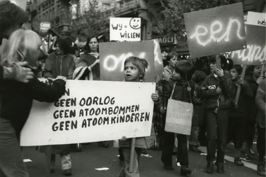 kinderen tijdens een manifestatie tegen de oorlog in 1980