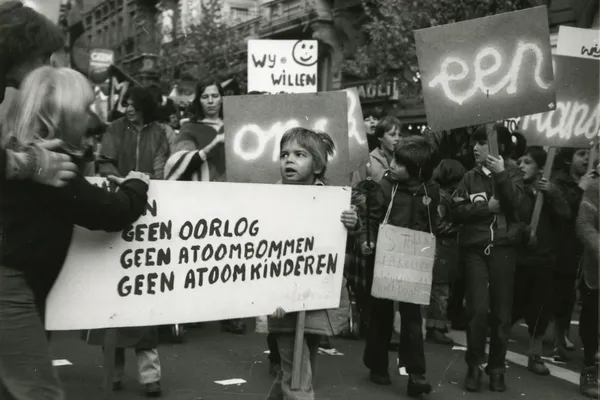 kinderen tijdens een manifestatie tegen de oorlog in 1980
