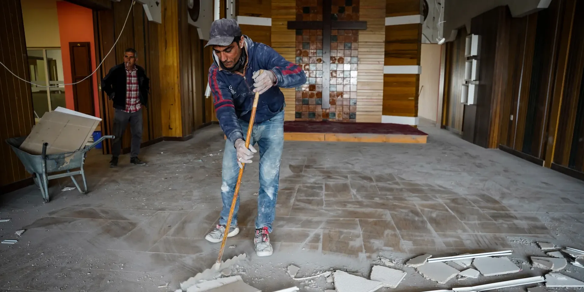 Arbeiders ruimen het puin op van een woongebouw dat werd getroffen door een droneaanval in Ankawa, een stad met een christelijke meerderheid, ten noordwesten van Erbil.