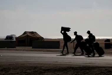 Voorbijwandelende migranten