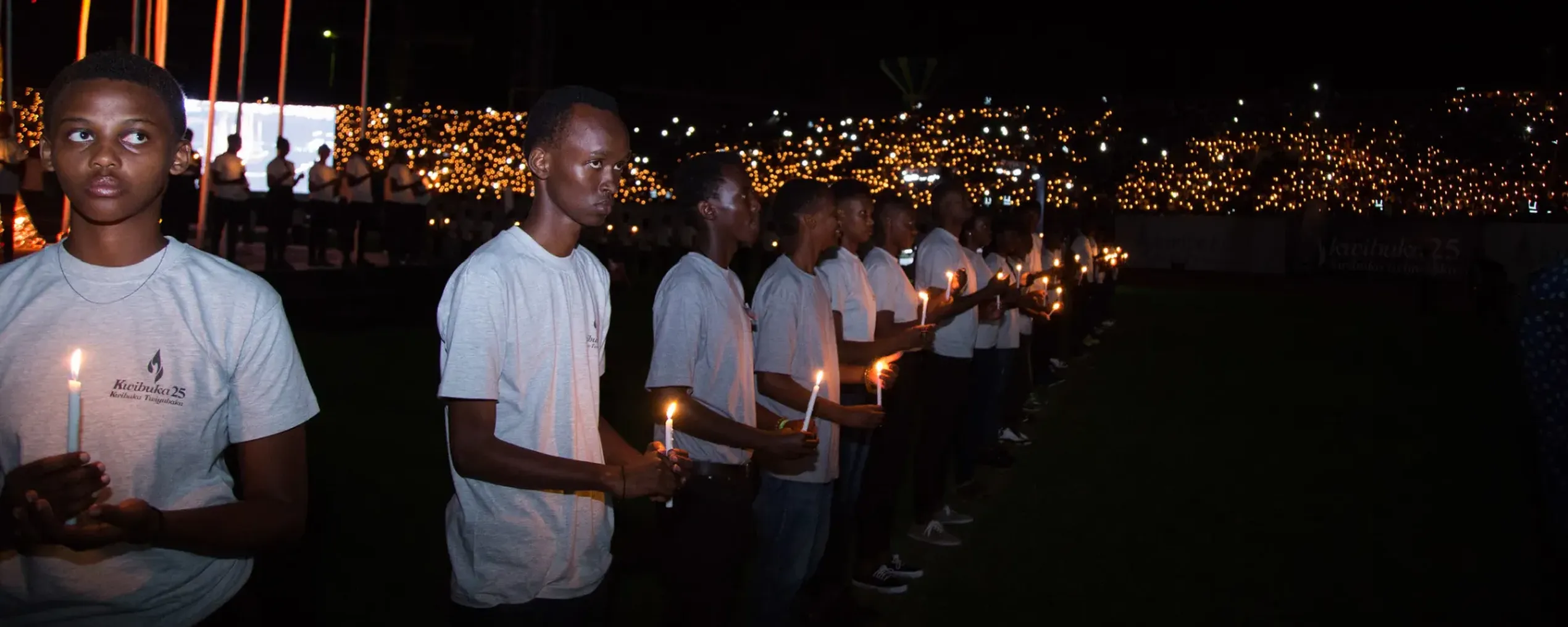 Rwandese jongeren houden kaarsen in de hand tijdens een herdenking van de genocide in Rwanda