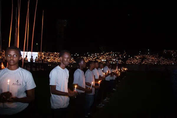 Rwandese jongeren houden kaarsen in de hand tijdens een herdenking van de genocide in Rwanda
