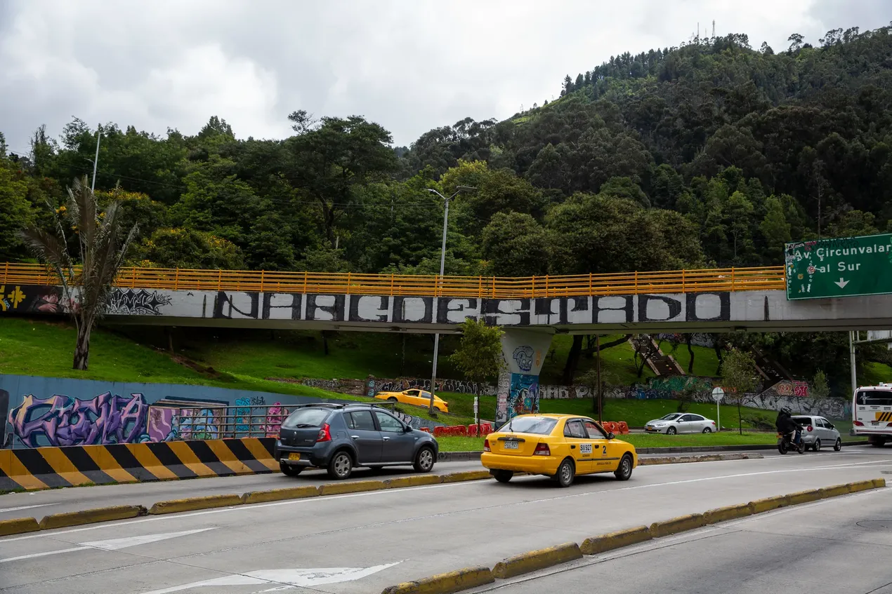 Calle 26 in centrum Bogotá. ‘Narcoestado’, verwijst naar de vermeende status van Colombia als land waarin de drugsmaffia aan het roer staat.