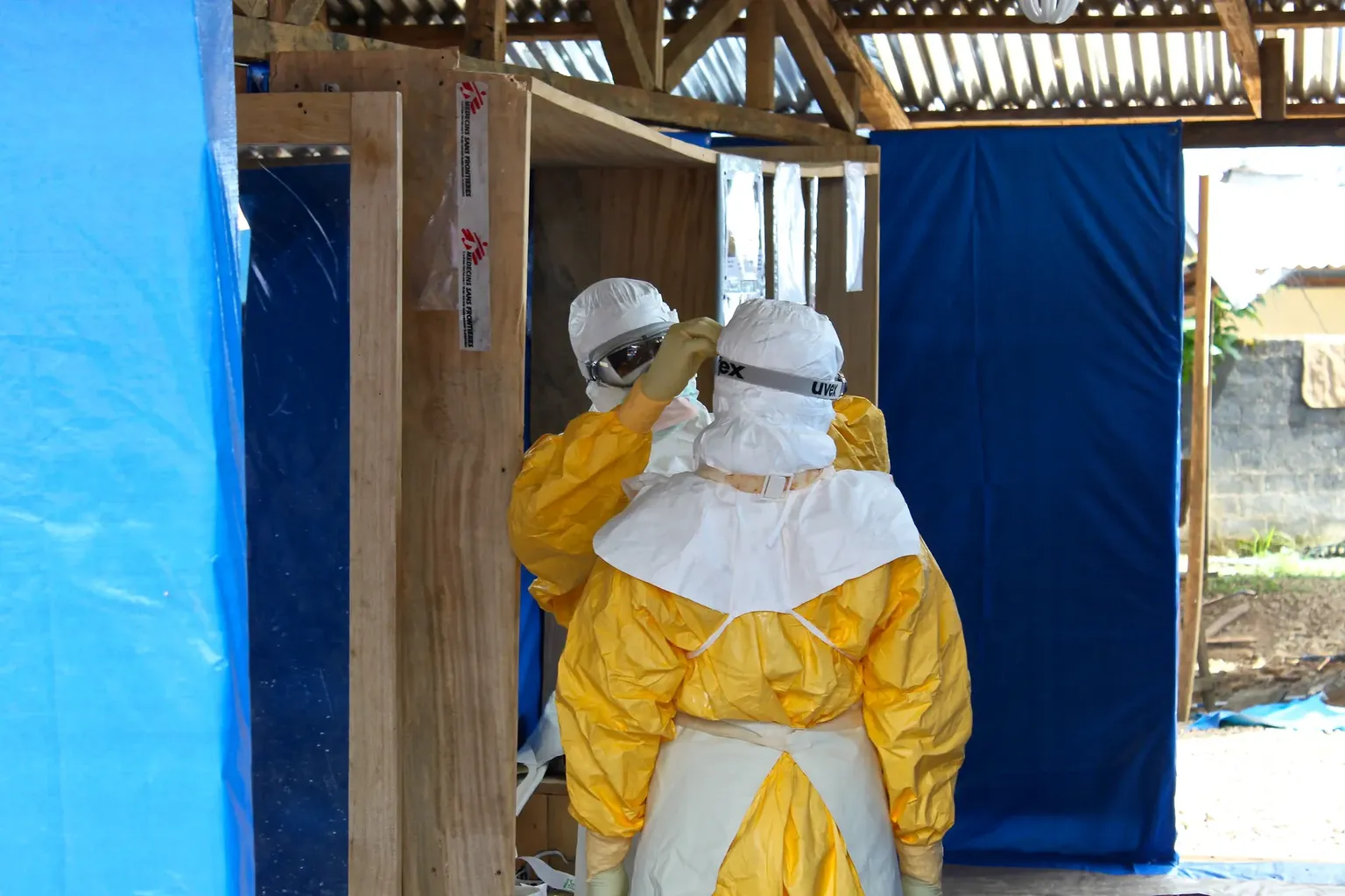 Medisch presoneel kleedt zich in beschermende kledij voor ze ebolapatiënten behandelen