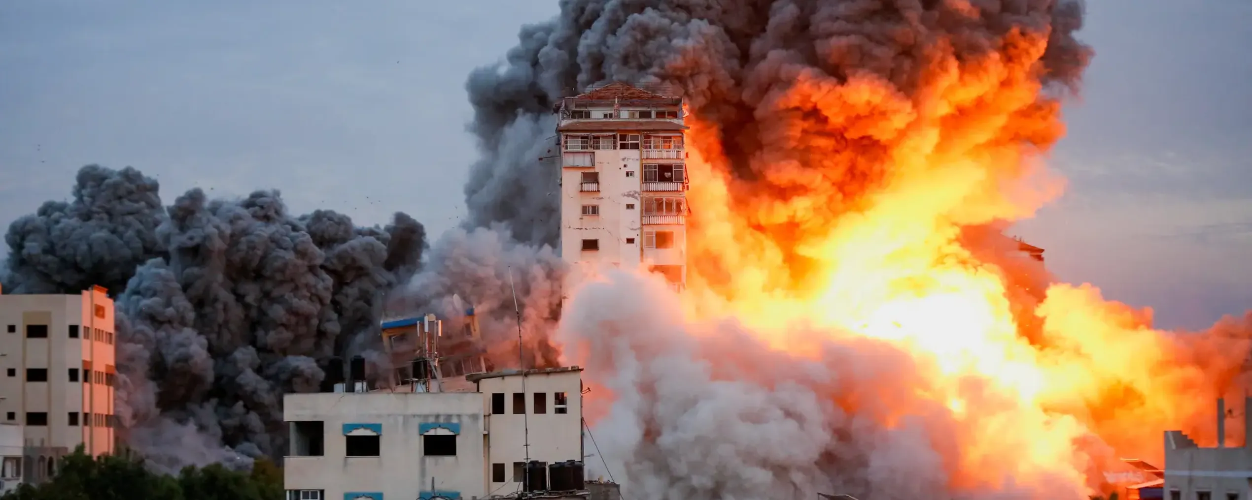 beeld van een appartementsgebouw in Gaza op het ogenblik dat een bom erop inslaat