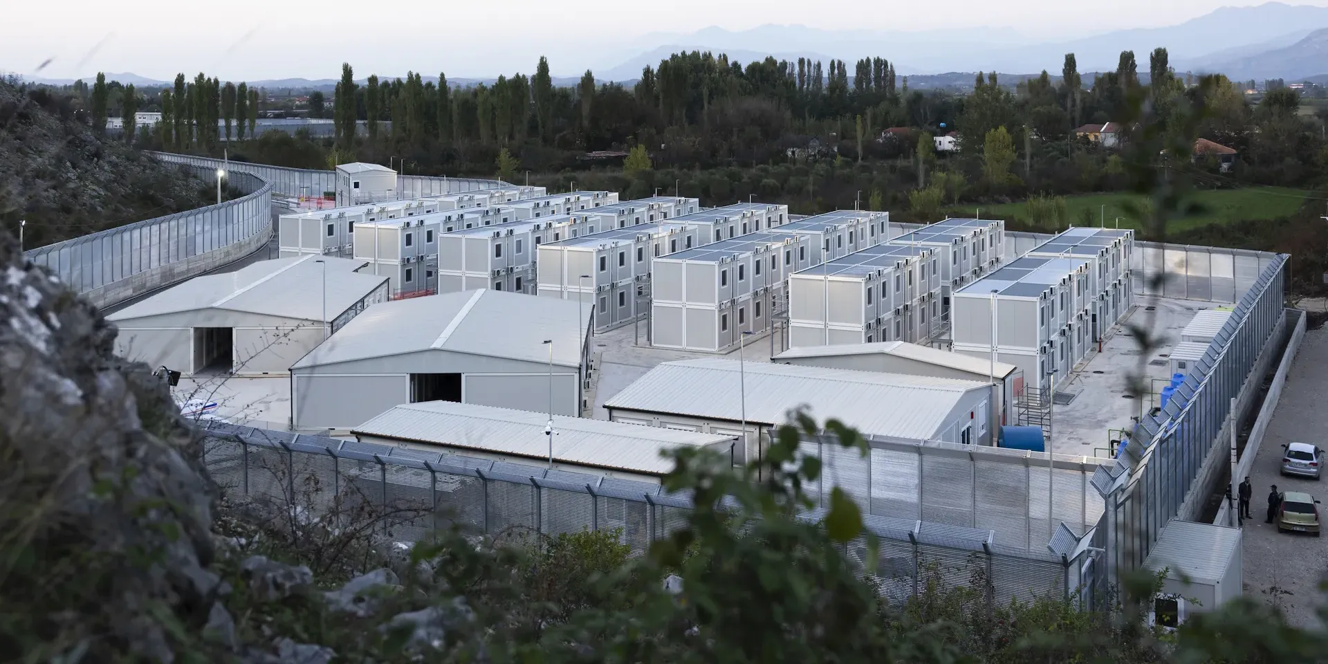 Overzichtsbeeld van een Italiaans centrum voor de opvang van asielzoekers in Albanië