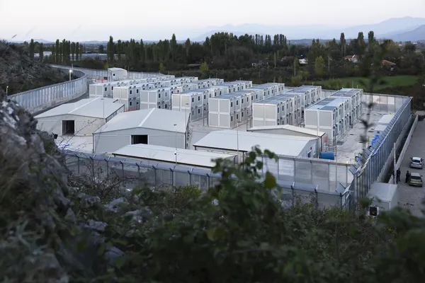 Overzichtsbeeld van een Italiaans centrum voor de opvang van asielzoekers in Albanië