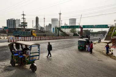 Een gezin wacht op een taxi aan het grote kruispunt tussen Little Russia en de kerncentrale van Rooppur. Het Bengaalse leger houdt een oogje in het zeil vanuit de groene uitkijktoren.