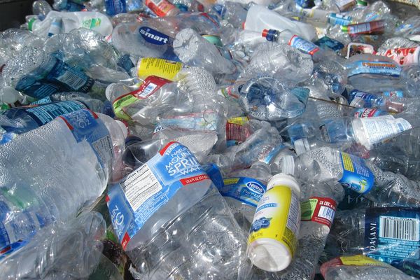 Plastic flessen